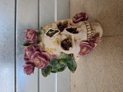 ohgreen Beelden|Schedel met kruis en roze rozen