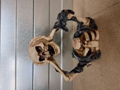 ohgreen Beelden|Skelet buste hoofd in handen